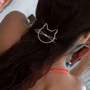 46 - 🆕 Cat Hair Clip in Gold with Faux Pearl